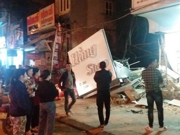 Thanh Hóa: Nhiều người bỏ chạy khi ngôi nhà 2 tầng bất ngờ đổ sập trong đêm