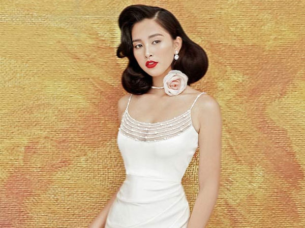 Tiểu Vy khoe ngực đầy qua váy trong suốt, xẻ sâu