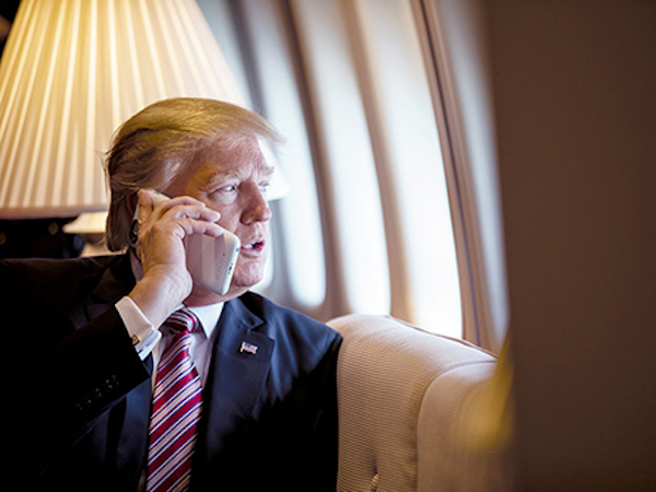 Trump có thể 'giải cứu' Apple khỏi lệnh cấm bán iPhone tại Mỹ