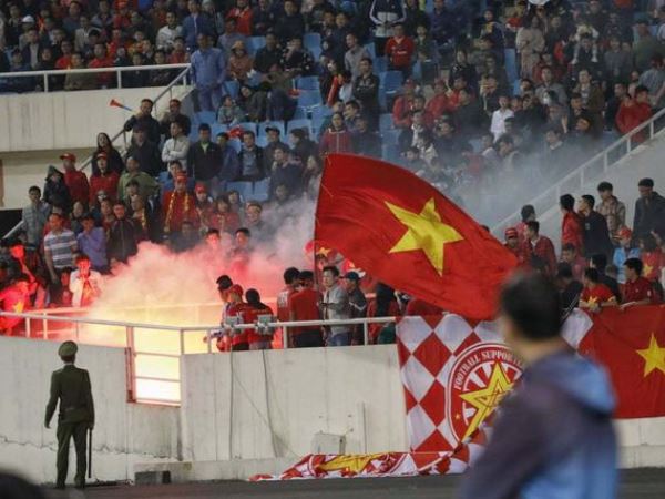 VFF đối diện án phạt khi để CĐV quá khích đốt pháo sáng trên SVĐ Mỹ Đình
