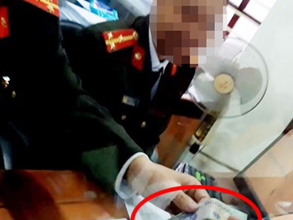 Video: Cận cảnh ngã giá tại phòng quản lý xuất nhập cảnh