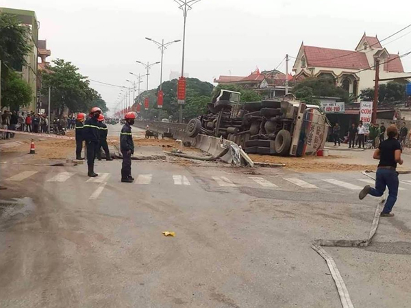 Xe bồn chở xăng lật giữa đường, Quốc lộ 1A ách tắc nhiều giờ