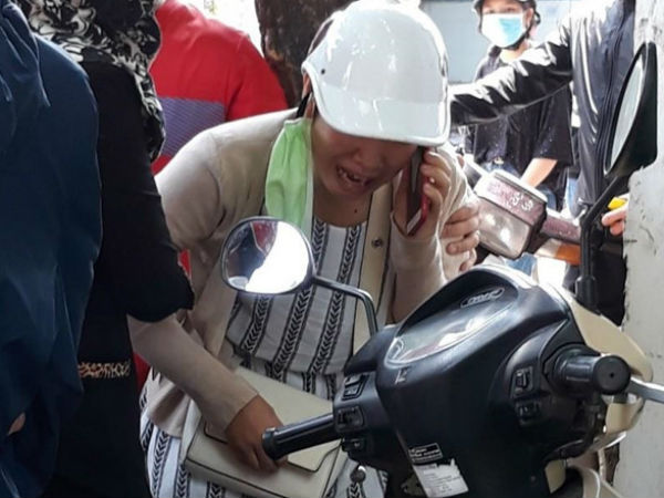 Con gái ngã quỵ bên thi thể người mẹ bị xe tải tông