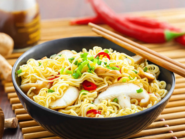 Hậu quả bạn không ngờ tới nếu ăn mỳ tôm trong 1 tháng