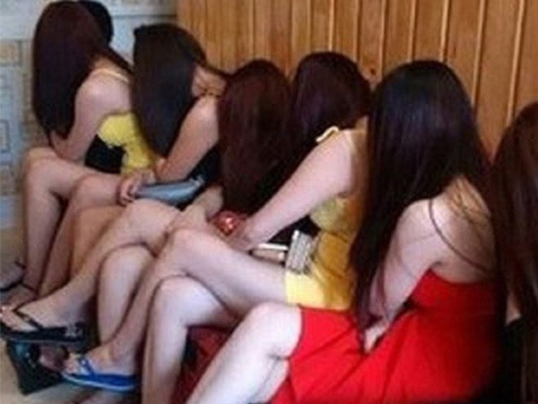 Nghệ An: U50 bán dâm cho nam thanh niên trẻ bị bắt