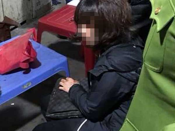 Nghi án bịt mặt nổ súng, cướp tài sản của nữ tiểu thương ở chợ Long Biên