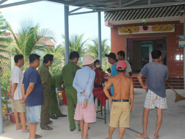 Người đàn ông nằm chết trên võng trên miệng có vết máu