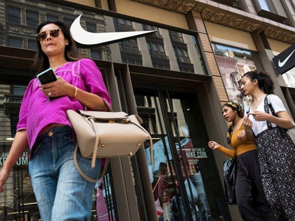 Nike bị phạt 14 triệu USD vì cản trở việc bán hàng của MU, Barca