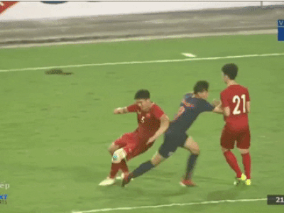 VIDEO: Tiền đạo ngôi sao của U23 Thái Lan nhận thẻ đỏ sau pha đánh nguội Đình Trọng