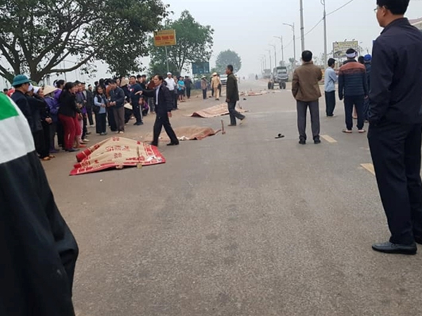 Ảnh: Xe khách đâm vào đoàn người đưa đám ma, 10 người thương vong