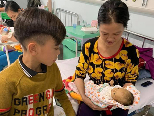Cậu bé 13 tuổi đạp xe mất phanh từ Sơn La xuống Hà Nội thăm em ở viện