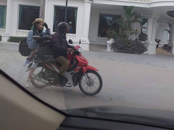 Lại xuất hiện hình ảnh Bella không đội mũ bảo hiểm, ôm con ngồi cồng kềnh sau xe máy khiến dân mạng xôn xao