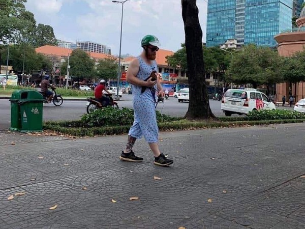 Mặc đồ 'truyền thống' và bế thú cưng đi dạo phố, anh Tây bỗng nhiên 'sáng' nhất vùng, dân mạng vừa buồn cười vừa xấu hổ