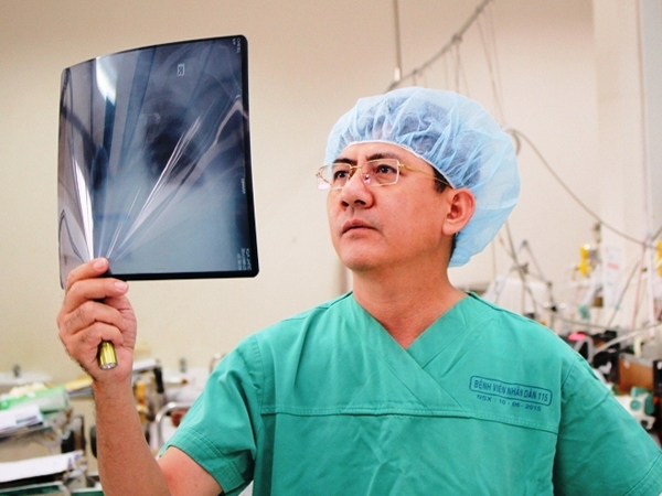 Nam thanh niên phê ma túy tự tay cầm dao đâm vào ngực, cổ 20 nhát