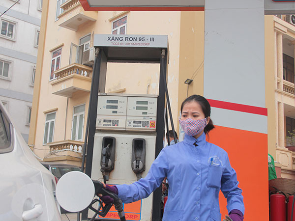 Ngừng bán xăng Ron 95: Nguồn đầu vào khó khăn hay chiều trò ép người dân dùng E5?