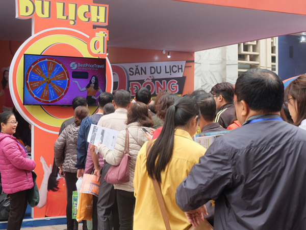 Người dân xếp hàng vài tiếng đồng hồ săn vé du lịch 0 đồng, vé máy bay miễn phí