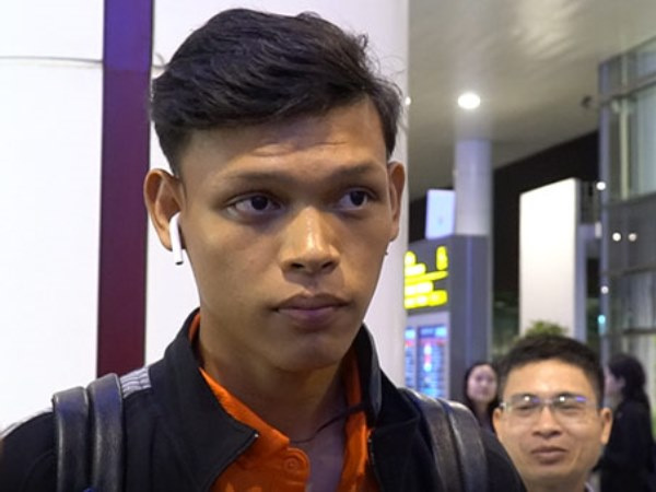 Tiền đạo Thái Lan bị thẻ đỏ vì chơi xấu Đình Trọng nói gì trong ngày trở về nước