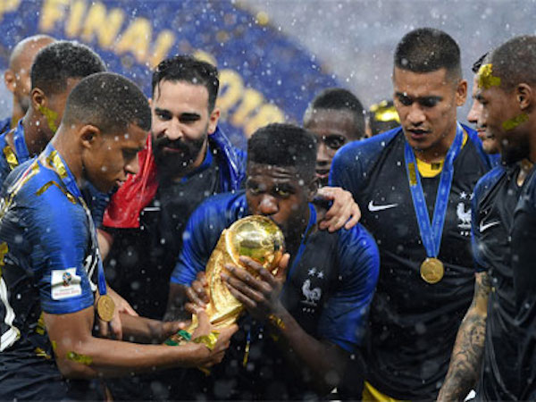 Báo châu Âu đưa tin Barca bán Umtiti cho Man Utd