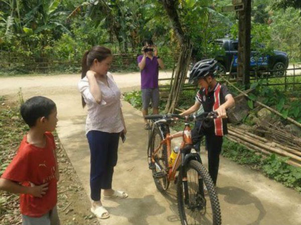Bé trai 13 tuổi đạp xe không phanh vượt hơn 100km từ Sơn La xuống Hà Nội thăm em bị ốm được tặng xe đạp mới
