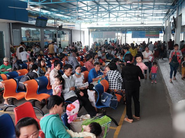 Hàng ngàn bệnh nhi đi viện vì tiêu chảy, sốc nhiệt tại TP.HCM: Cảnh báo những căn bệnh mùa nắng nóng