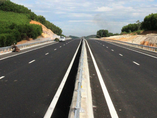 Hoảng hồn phát hiện thi thể người đàn ông bên hành lang đường cao tốc