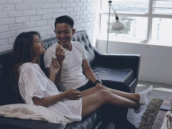 Yêu bằng tuổi là khi anh còn mải mê kiếm tiền, em đã hết thanh xuân để chờ đợi