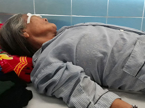 Bà cụ bị gà đá hỏng mắt