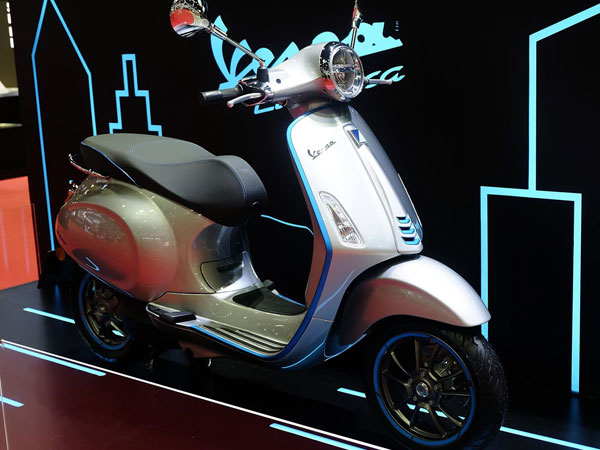 Cận cảnh Vespa Elettrica sắp ra mắt tại VN, thiết kế cũ, giá cao cấp