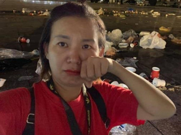 Cô gái từ Sài Gòn ra sân Mỹ Đình nhặt rác và cái kết 'tức phát khóc'
