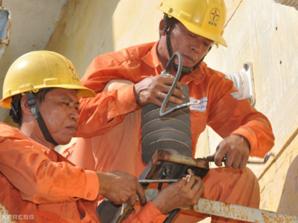 Đề xuất cố định lợi nhuận định mức của EVN vào giá điện