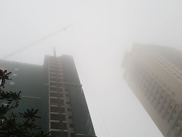 Không khí Hà Nội ô nhiễm báo động, khẩu trang thường không tác dụng