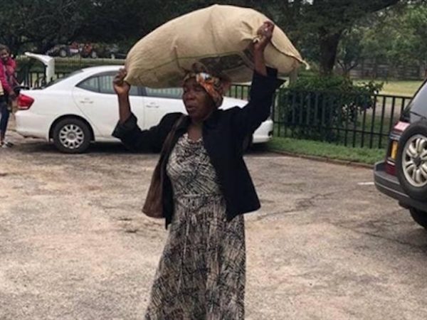 Làm việc tốt, được tỷ phú giàu nhất Zimbabwe tặng nhà, 1.000 USD/tháng