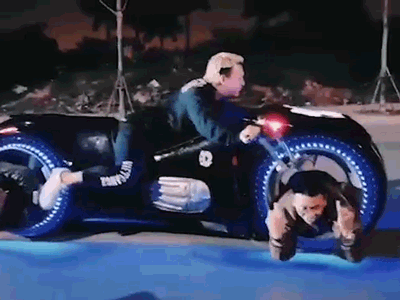 Siêu mô tô 2,7 tỷ ở Hà Nội vừa chạy vừa để người nằm trong bánh