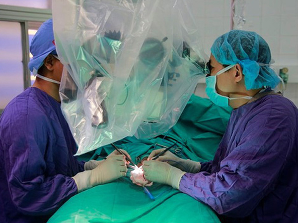 Thanh niên nghịch dại tự bẻ gãy 'của quý'