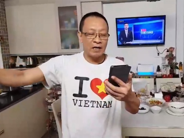 Video: MC Lại Văn Sâm hát 'Này ông Park có tí tóc trên đầu'