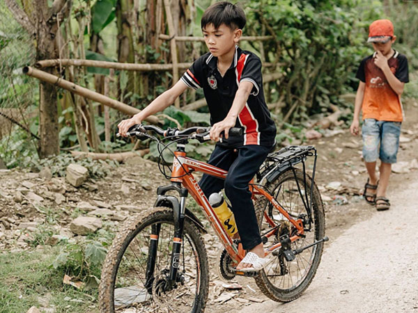 Được tặng thêm một chiếc xe đạp mới sau câu chuyện 'vượt 100km thăm em', cậu bé 13 tuổi nhường lại cho bạn khó khăn hơn