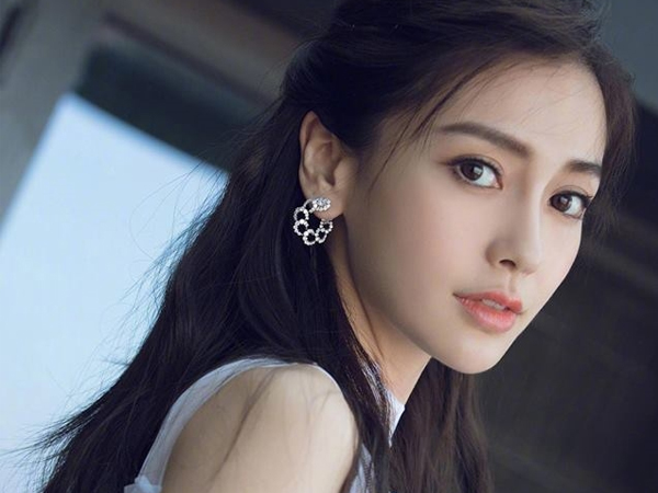 Bị chỉ trích vì phì phèo thuốc lá, Angelababy lấy lại hình ảnh bằng cách tay đau vẫn bế con đi chơi