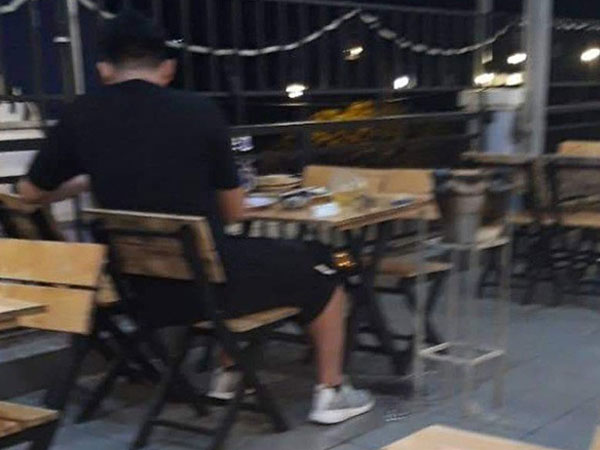 Cô gái đi ăn một mình và được chàng trai lạ trả tiền giúp, dân mạng tự hỏi bắt đầu của một câu chuyện ngôn tình đây ư?