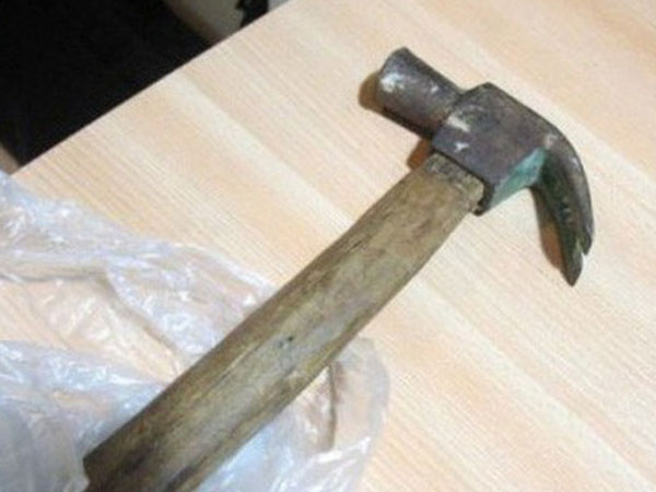 Tạm giữ giám đốc dùng búa đánh vào đầu phó giám đốc, trợ lý