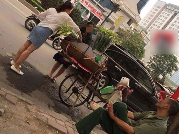 2 khách nữ sang chảnh nhưng thiếu ý thức và ánh mắt ngao ngán của bác bán hoa bên vệ đường