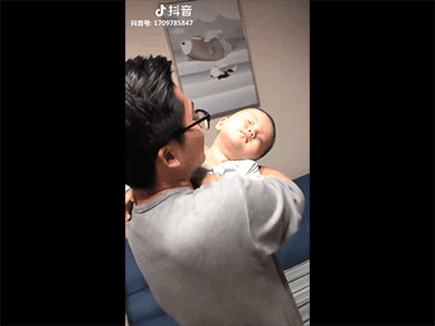 Cần gì Cá tháng Tư khi trẻ luôn có những cú lừa ngoạn mục: Đã ngủ say lắm rồi nhưng khi đặt xuống giường thì thế này