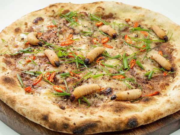 Chuyện quái gì cũng có thể xảy ra: Hà Nội xuất hiện pizza đuông dừa bò lổm ngổm gây bàng hoàng