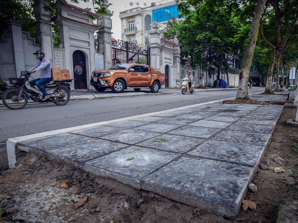 Dùng gạch bê tông vân đá lát vỉa hè Hà Nội