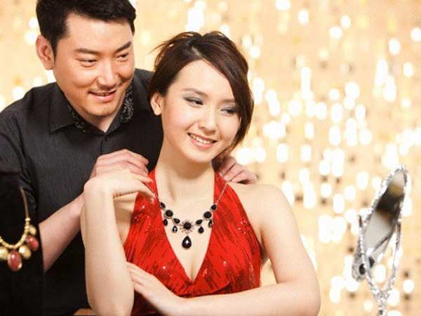 Đúng ngày giỗ cụ, con dâu đứng trước toàn thể họ hàng xin 'trả lại chồng cho bố mẹ dạy' khiến cả họ nhà tôi ngớ người kinh ngạc