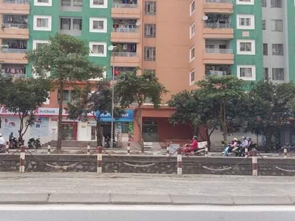 Hà Nội: Ở nhà 1 mình, bé trai 3 tuổi trèo qua ô thoáng nhà vệ sinh chung cư ngã xuống đất tử vong