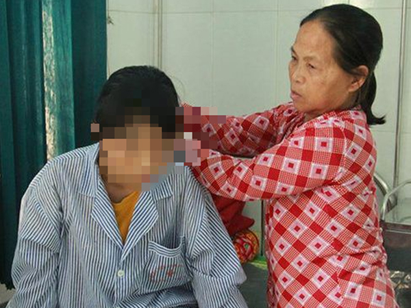 Hai nữ sinh trong vụ lột quần áo, đánh dã man bạn ở Hưng Yên là bác họ của nạn nhân