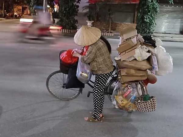 Mẹ bầu vất vả địu con đi nhặt rác kiếm sống và câu nói khiến nhiều người xấu hổ tự nhìn lại