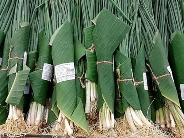 Một siêu thị ở TP HCM dùng lá chuối bọc thực phẩm