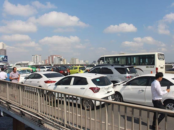 Tai nạn liên hoàn trên cầu Sài Gòn, giao thông ùn tắc 3 km