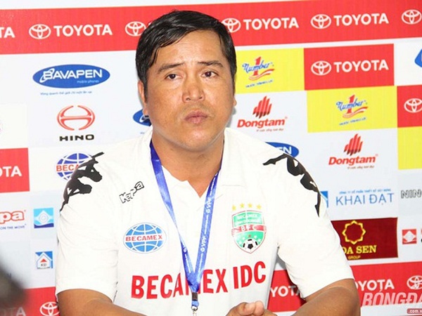 Trợ lý Nguyễn Thanh Sơn tạm ngồi vào ‘ghế nóng’ mà HLV Trần Minh Chiến bỏ lại tại Becamex Bình Dương
